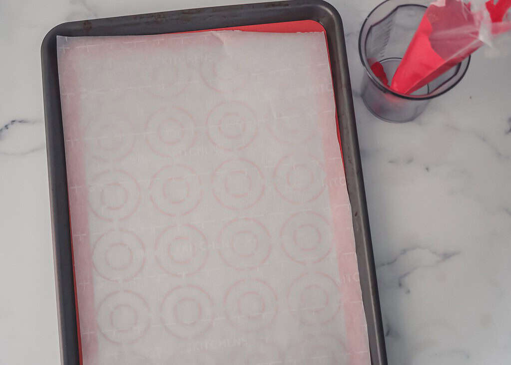 baking tray with macaron template and parchment paper